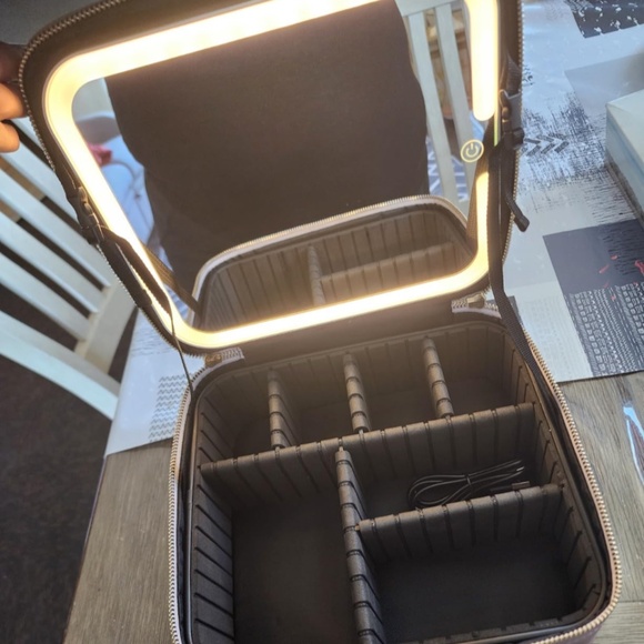 Lightup portable makeup case - Picture 1 of 7